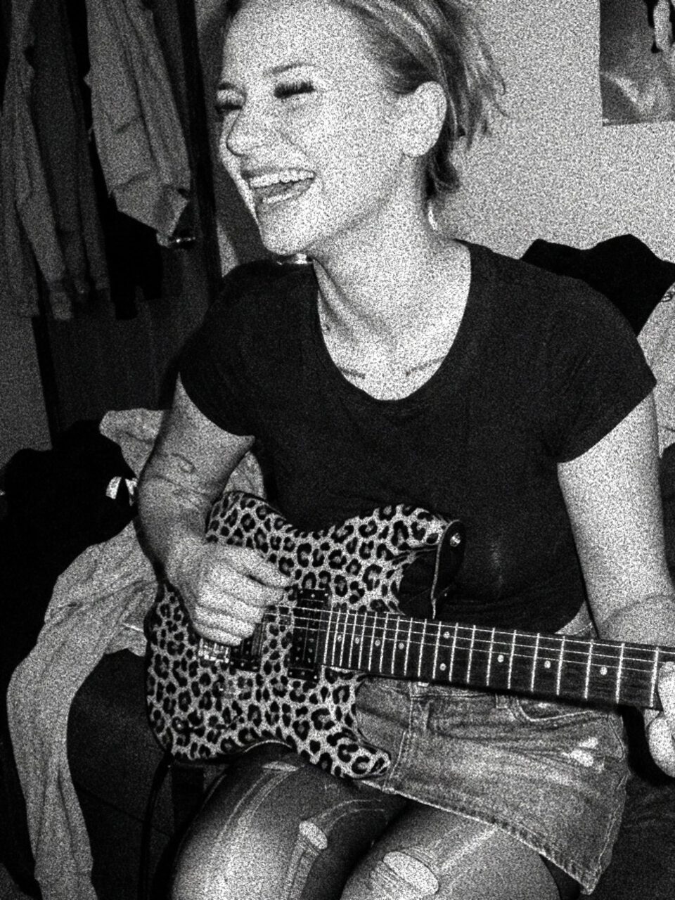 Rebecca Guitarhero — portrait 04